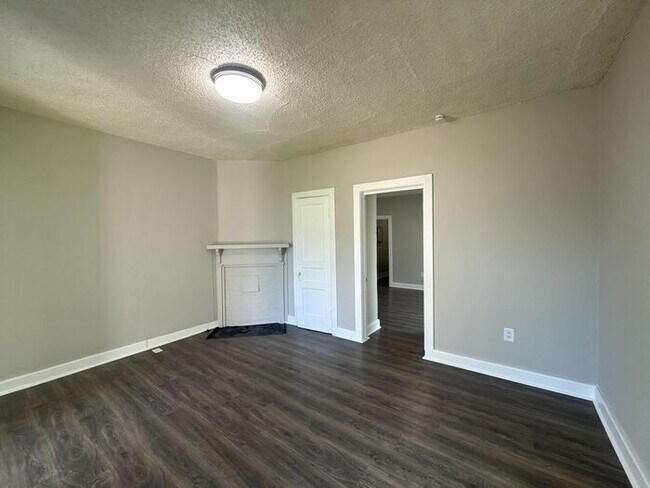 Building Photo - FOR RENT - Renovated Duplex in Gallatin - Half Off 1st Month Move in Special!