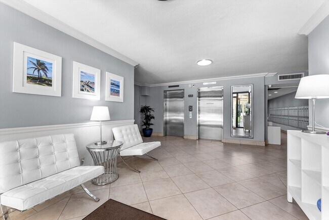 Building Photo - 3200 N Palm Aire Dr
