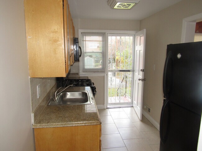 Building Photo - 2 Bedroom 1 Bathroom