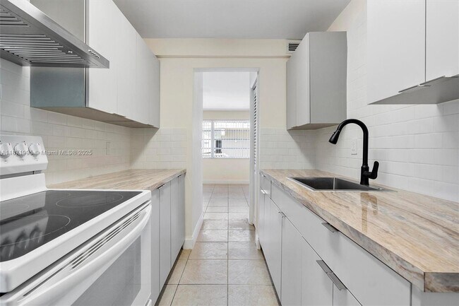 Primary Photo - 1715 N 16th Ave