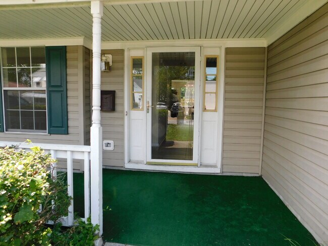 Building Photo - "Spacious 4-Bedroom Gem on Hughart Street with 2.5 Bathrooms and 2108 Sq. Ft. of Comfort!"