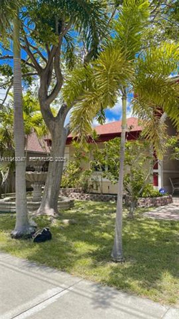 Building Photo - 232 SW 7th Ave