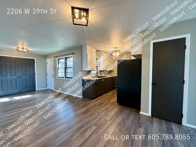 Building Photo - 2206 W 39th St