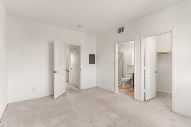 Building Photo - Modern, Private 2 Bed/2 Bath Townhouse wit...