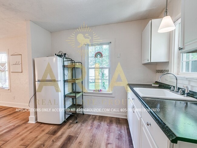 Building Photo - Adorable Remodeled 1 Bed/1 Bath Cottage! C...