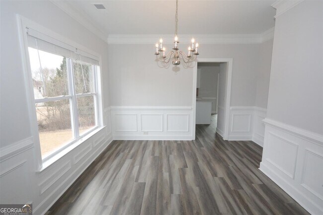 Building Photo - 3205 Vaughan Dr