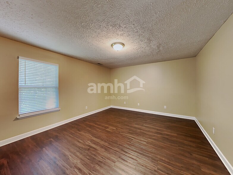 Building Photo - 8028 Meadowview Ln