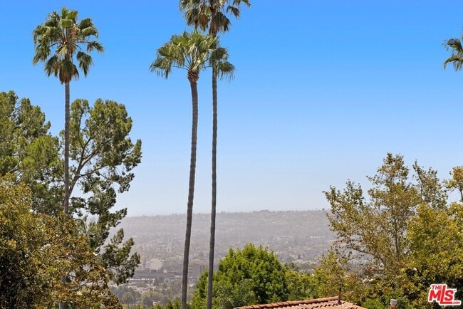 Building Photo - 1121 La Collina Dr