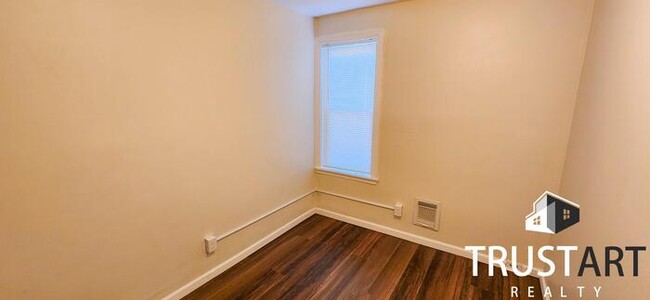 Building Photo - 3 bedroom house with backyard and basement.