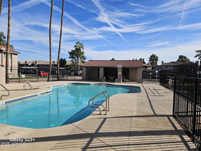 Building Photo - 623 W Guadalupe Rd