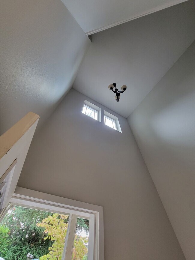 Building Photo - Freshly Painted Duplex in the Heart of Sil...