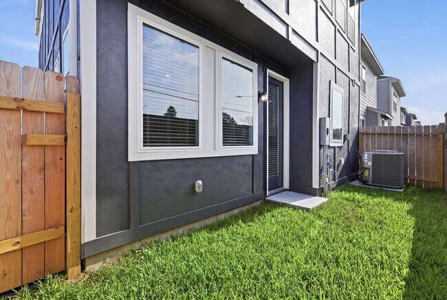 Building Photo - 10010 Rustic Charm St