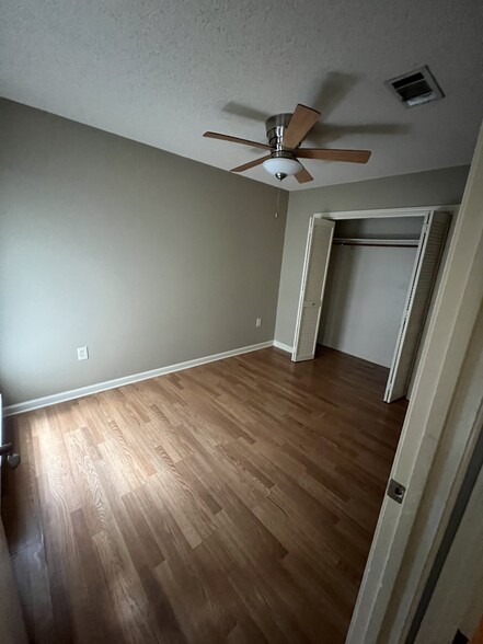 Building Photo - 1127 Willow Creek Dr