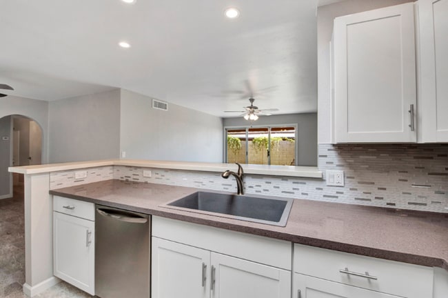 Building Photo - 2515 E Villa Maria Dr