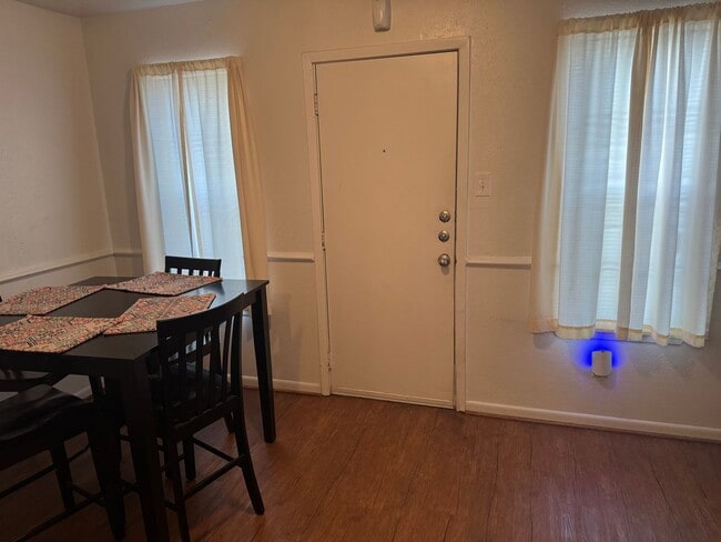 Building Photo - DECEMBER MOVE IN!  Cute 3 Bedroom 1.5 Bath...
