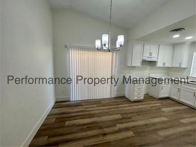 Building Photo - Newly Remodeled 4 Bed/2 Bath SW Bakersfiel...
