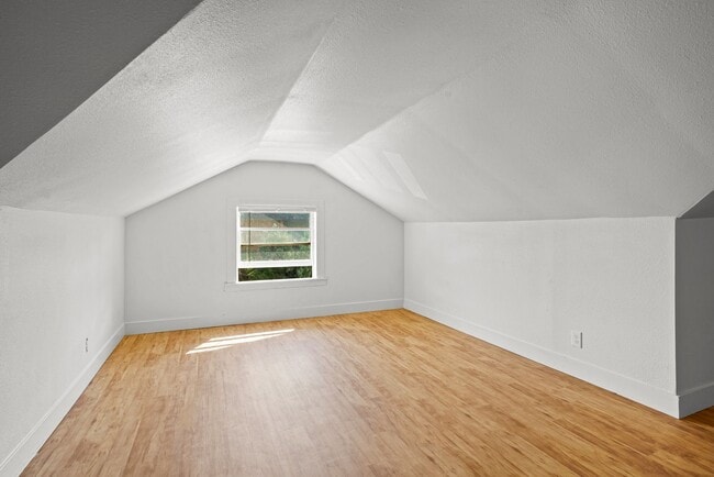 Building Photo - 975 University Ave