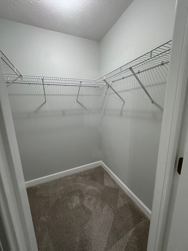 Building Photo - Convenient to Tyndall, less than a block t...