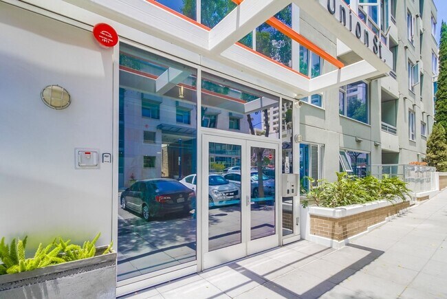 Building Photo - Modern 2 bed / 2 bath Condo in Little Ital...