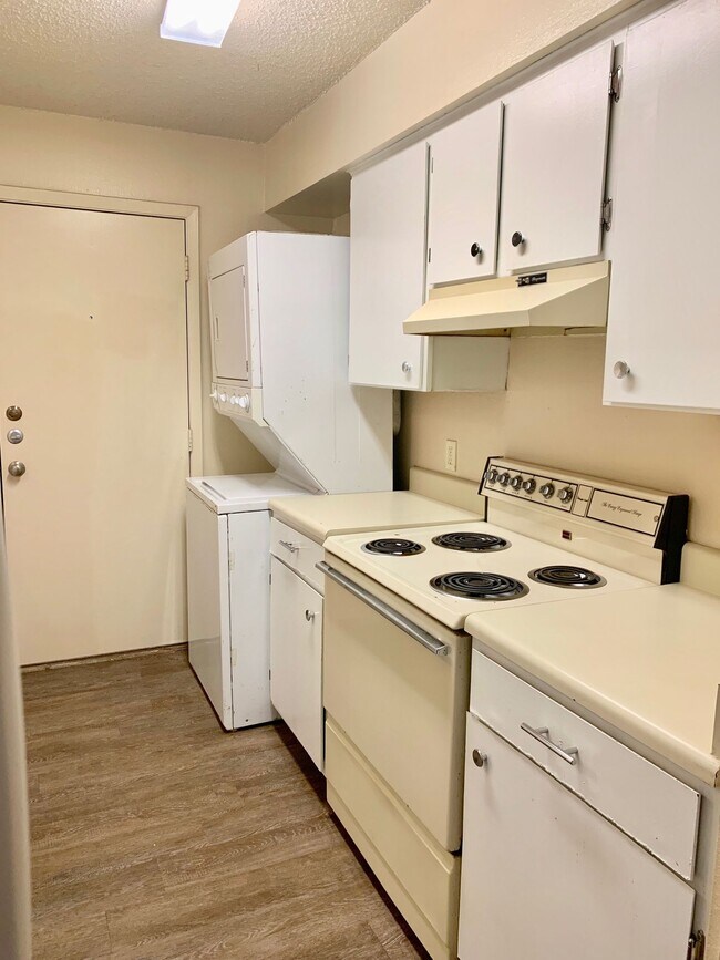 Building Photo - Spacious 2 Bedroom Apartment - Parking - N...