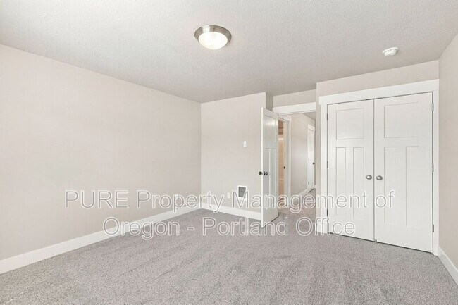 Building Photo - 588 NE Alderwood Dr