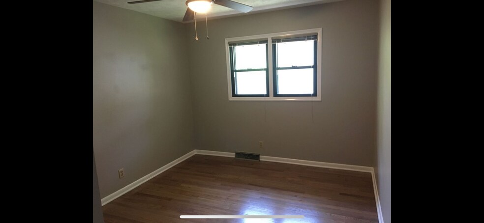 Building Photo - 4905 Cresthaven Dr