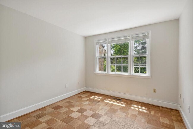 Building Photo - 3231 Sutton Pl NW