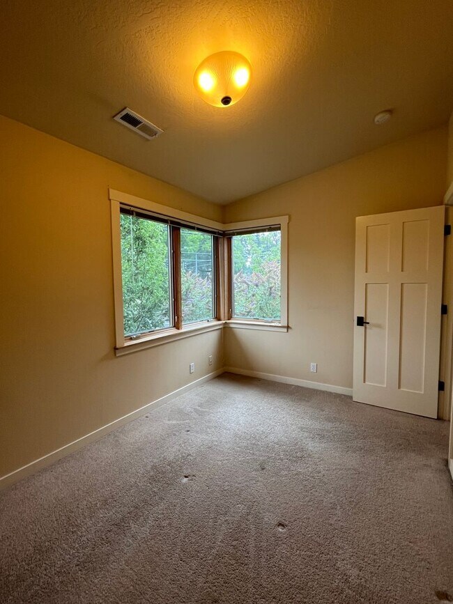 Building Photo - 3-Bedroom Condo in Cal Young