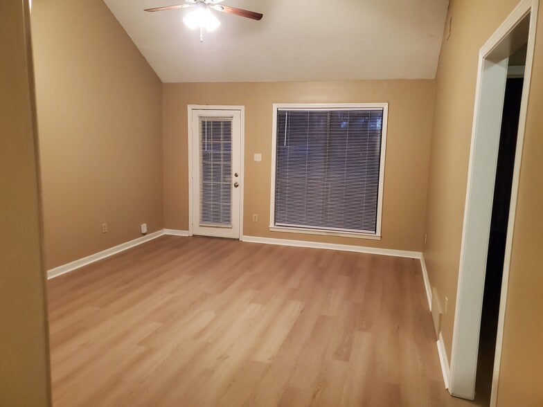 Great room w/vaulted ceiling - 2284 Hometown Dr