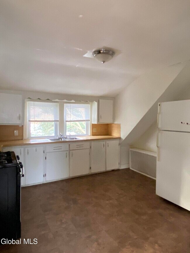 Building Photo - 18 Lily St