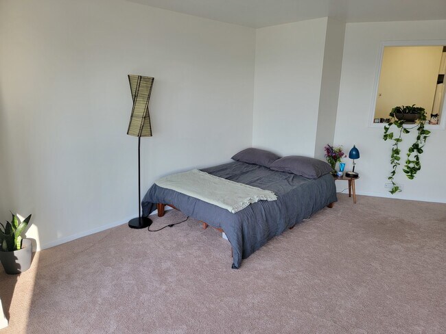 Building Photo - 5415 N Sheridan Rd