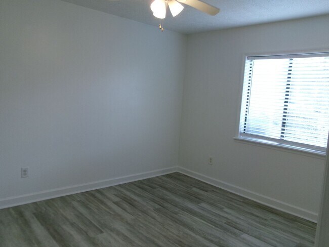 Building Photo - 615 Carter Ln