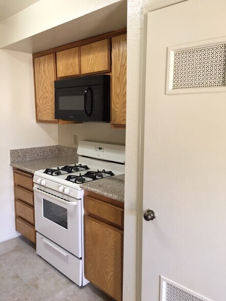 Kitchen - 472 S El Molino Ave