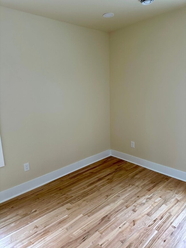 Building Photo - 901-903 E Center St