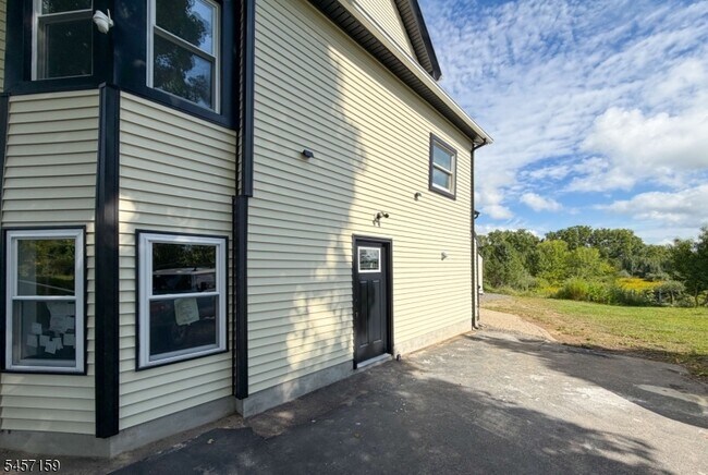 Building Photo - 17 Maple Grange Rd