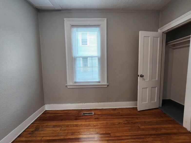 Building Photo - 74 William St