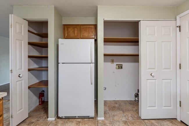 Building Photo - Large 2 bedroom 2 bathroom duplex with garage! $500 OFF YOUR FIRST MONTH’S RENT!