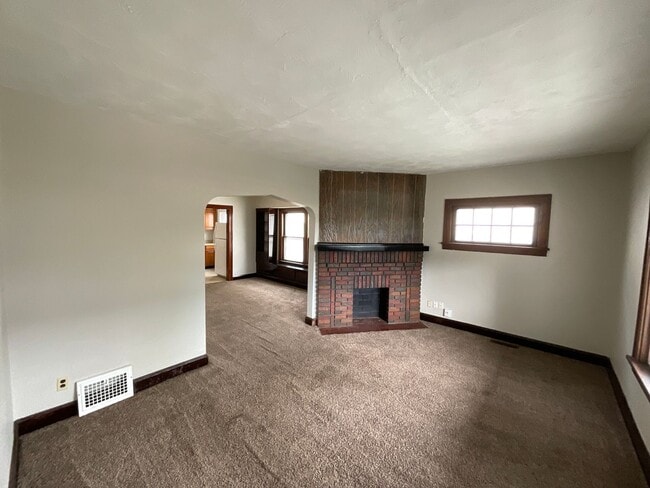 Building Photo - 9613 Sladden Ave