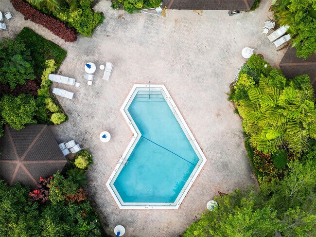 Building Photo - 2850 N Palm Aire Dr