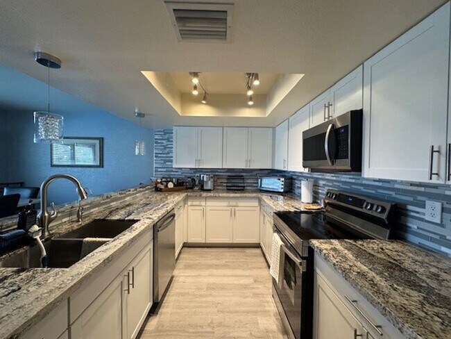 Building Photo - Furnished 2 BR Condo w/ Utilities Boat Dock, Marina, Garage -Roadhaven Marina Avail June-Dec, May...