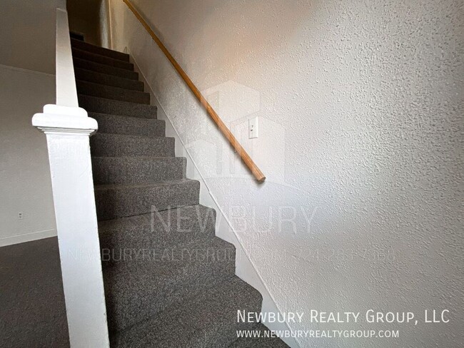 Building Photo - 33 Hickory St