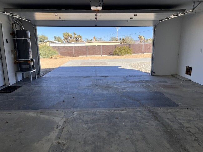 Building Photo - Gorgeous 3 bd, 2.5 ba on 1 acre