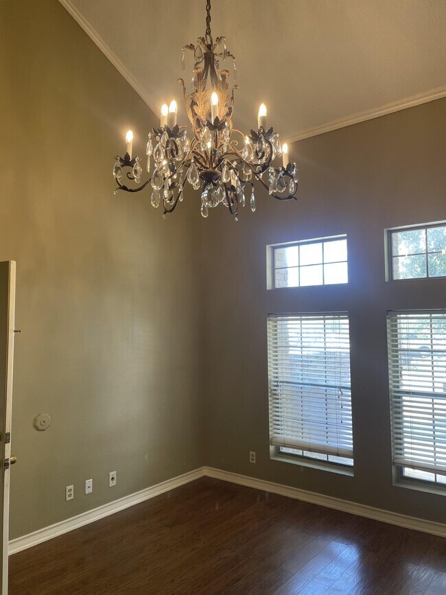 Building Photo - 101 Martingale