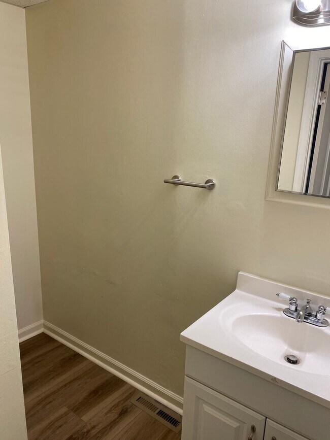 Building Photo - Spacious 3-bedroom, 1.5-bath end-unit townhome located in Edgewood