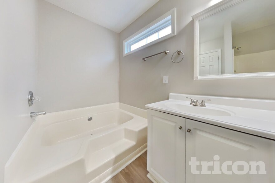 Building Photo - 800 Chaney Woods Dr