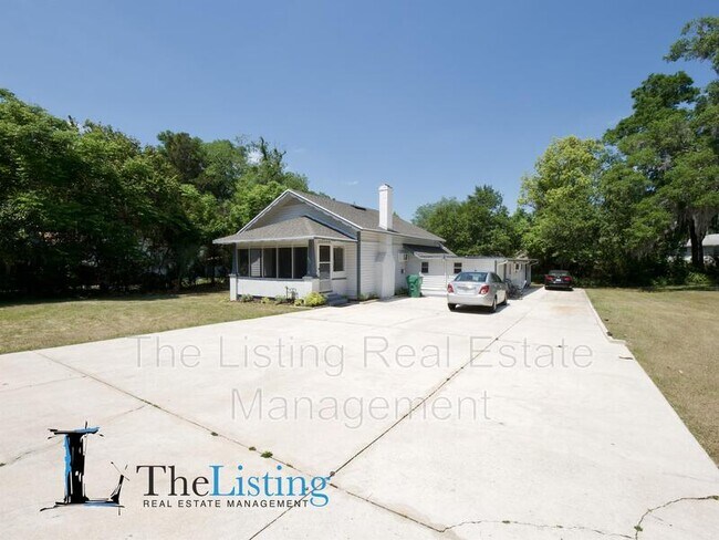 Building Photo - 611 E Plymouth Ave