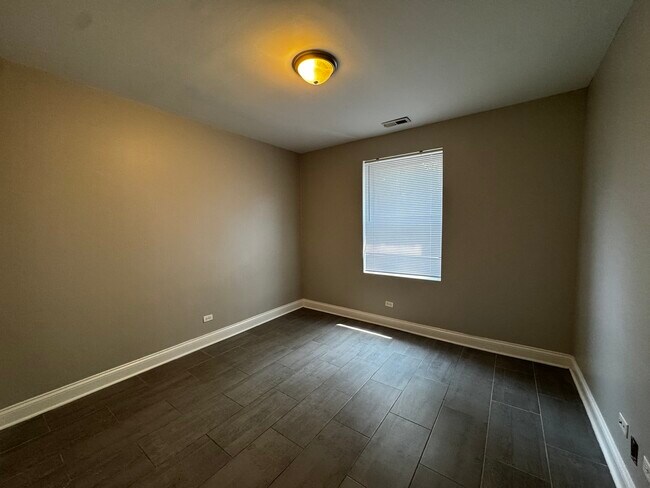Building Photo - 5001 N Sawyer Ave
