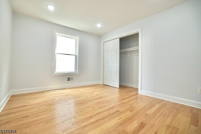 Building Photo - 226 Park Ave