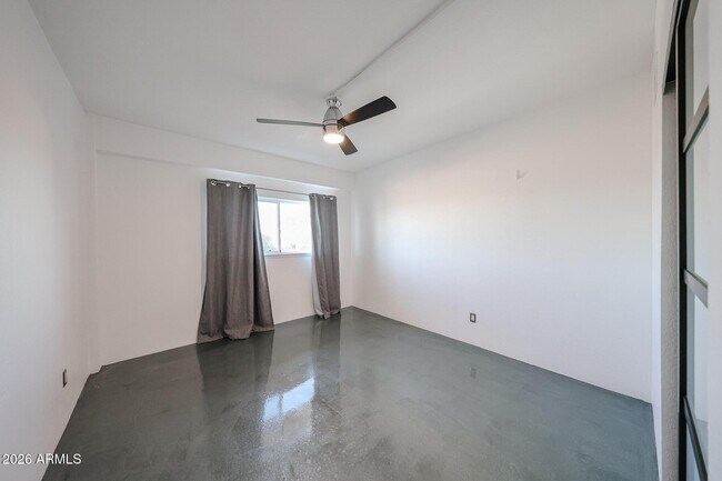 Building Photo - 353 E Thomas Rd