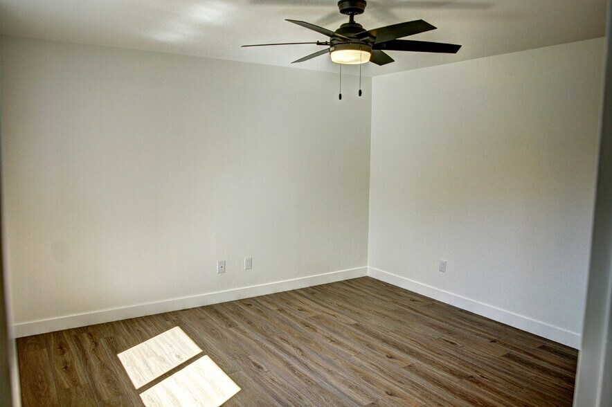 Building Photo - 140 Willow Lake Dr